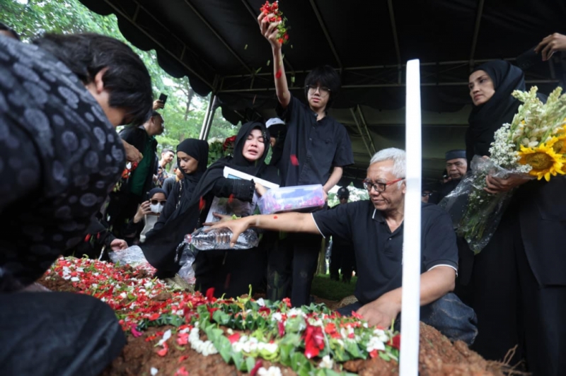 Epy Kusnandar Dimakamkan, Suasana Haru Iringi Prosesi di TPU Jeruk Purut