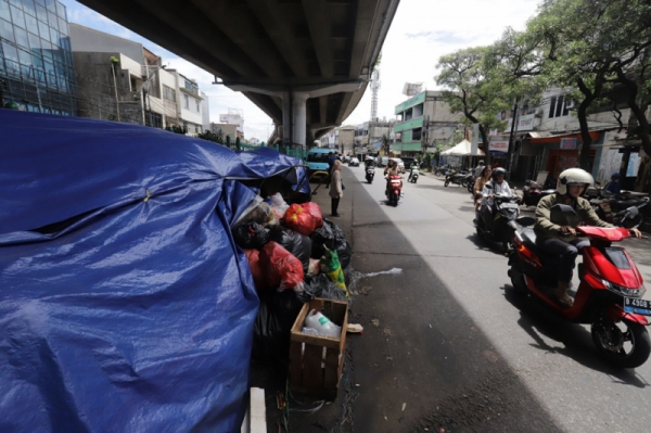 Darurat Sampah Tangsel, Tumpukan Sampah di Bawah Flyover Ciputat Ditutup Terpal