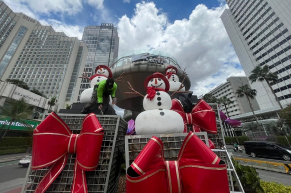 Petugas Percantik Bundaran HI dengan Ornamen Natal