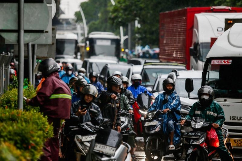 Hujan dan Banjir, Jalan Yos Sudarso Macet Total