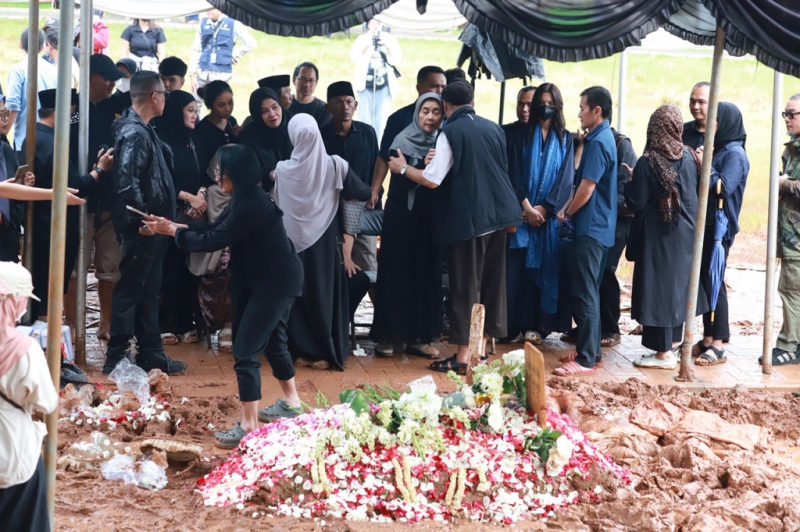 Suasana Haru Pemakaman Vidi Aldiano di Tanah Kusir