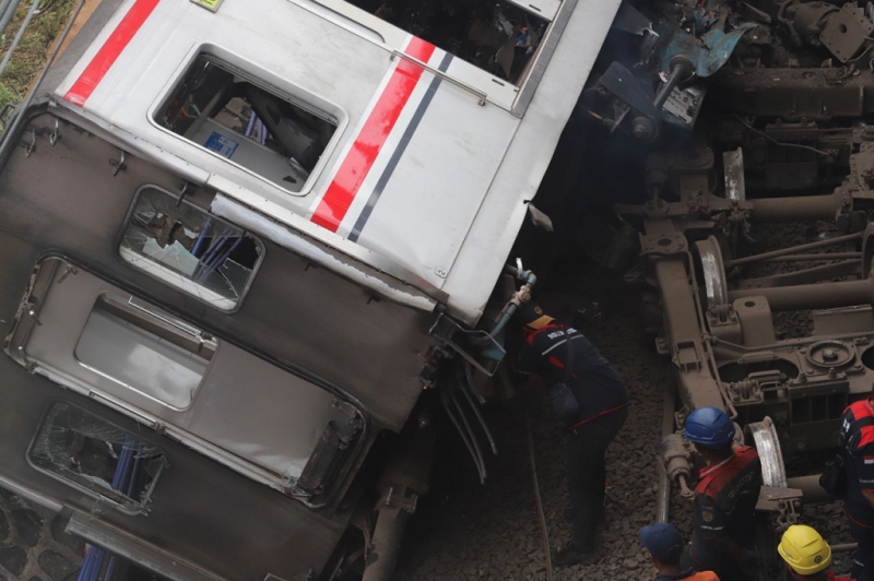 Evakuasi Bangkai Kereta di Bekasi Timur