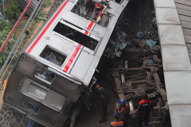 Evakuasi Bangkai Kereta di Bekasi Timur