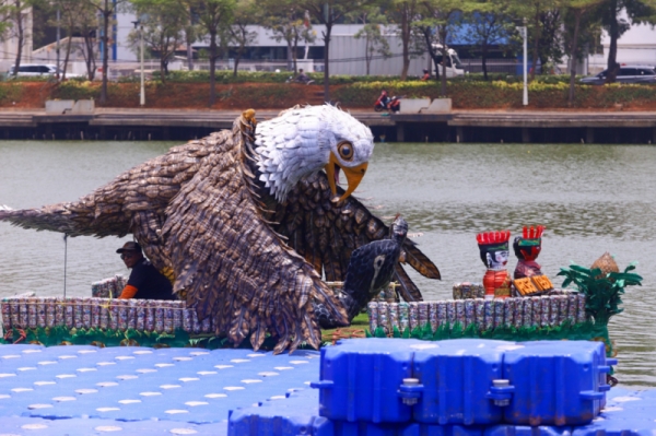 Limbah Plastik Disulap Jadi 43 Perahu Hias, Siap Tampil di Festival Danau Sunter (2)