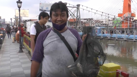 Serunya Warga Berebut Ratusan Ikan Mabuk Di Sungai Wonokromo Surabaya Okezone Video