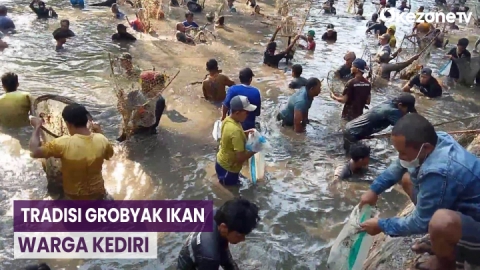 Peringati Bulan Suro, Ratusan Warga Kediri Lakukan Tradisi Grobyak Ikan