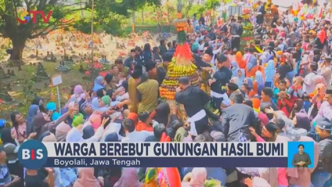 Warga Boyolali Berebut Gunungan dalam Tradisi Buka Luwur