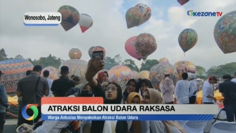 Puluhan Balon Udara Membentuk Formasi Keindahan Alam Wonosobo