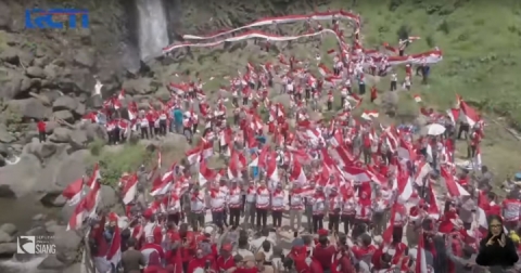 200 Bendera Dikibarkan di Air Terjun Ponot Asahan