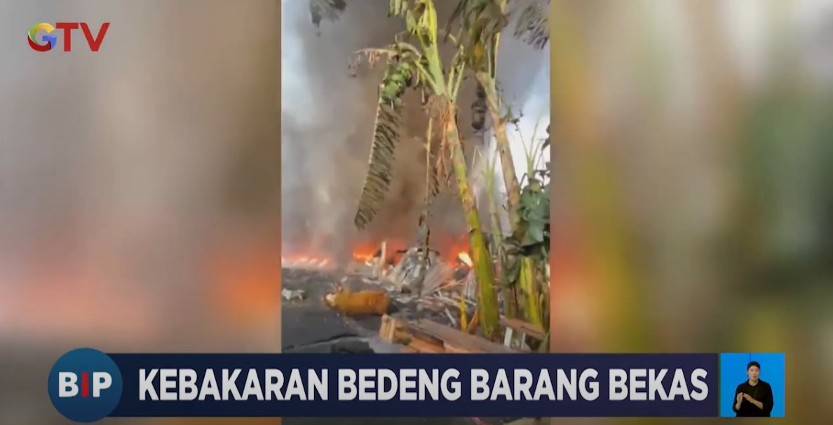 Kebakaran Bedeng Barang Bekas di Pondok Gede Bekasi