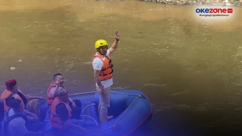 Ridwan Kamil Sapa Warga di Bantaran Kali Ciliwung, Naik Perahu hingga Main Panahan