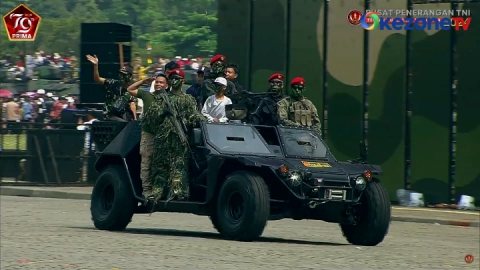 HUT ke-79 TNI, Masyarakat Ikut Naik Alutsista saat Parade