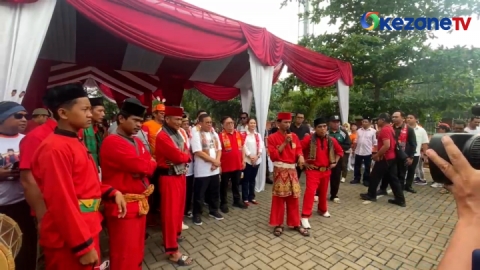 Pramono Anung Disambut Palang Pintu di Festival Betawi Cengkareng