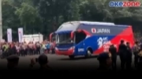 bus-timnas-jepang-dan-indonesia-disambut-ribuan-suporter-saat-tiba-di-sugbk