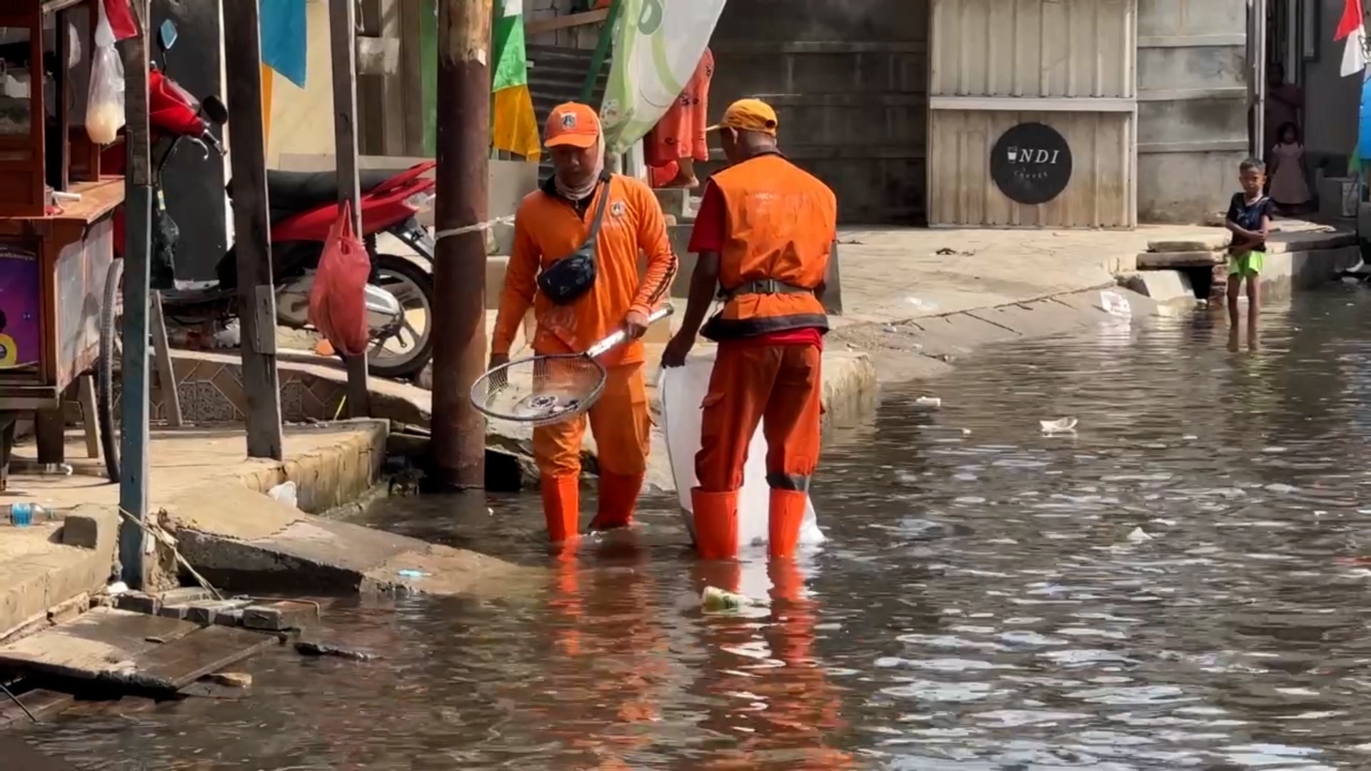 Petugas PPSU Bersihkan Sampah di Lokasi Genangan Banjir Rob Muara Angke