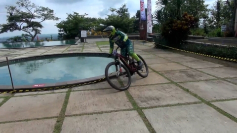 Aksi Pembalap Sepeda Pacu Adrenalin di Urban Downhill, Lintasi Trek Bangunan Hotel dan Area Perbukitan Salatiga